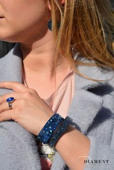 Bransoletka damska Swarovski granatowy kryszta. Bransoletka wykonana z czarnej Alcantary® oraz ekskluzywnych kryształów Swarovski® crystals w kolorze granatowym (1).JPG
